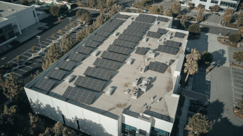 Fotowoltaika jako część nowoczesnej firmy: jak własna energia wspiera rozwój przedsiębiorstwa